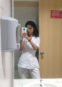 Estudiante de odontologia- fotos en el baño 6