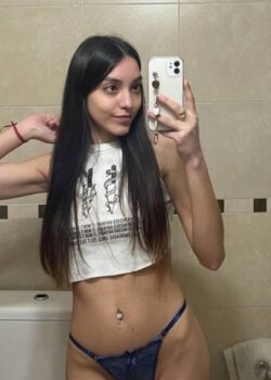 Flaquita culona se graba mostrando todo en su baño 15
