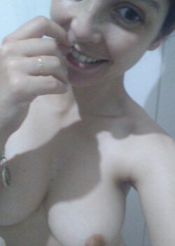 Colegiala tetona manda sus nudes 15