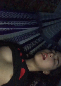 Zorrita se masturba con un cepillo y se graba 16