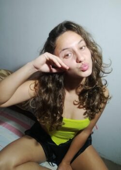 Anto colegiala aporta con sus fotos nudes 15