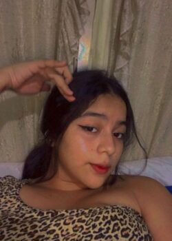 Fotitos encontradas de mi hermanita en su telefono 15