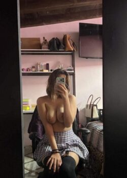 Colegiala uniformada le manda fotos hot al novio 17