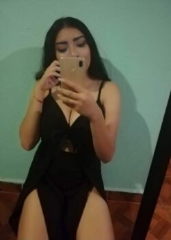 Morrita de la secundaria le manda nudes a su profesor para aprobar 7