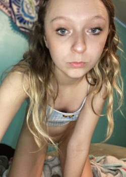 Pendeja rubia colegiala apenas legal es una putita 14