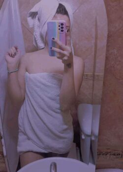 Morrita colegiala se filtra en el baño de su casa 2